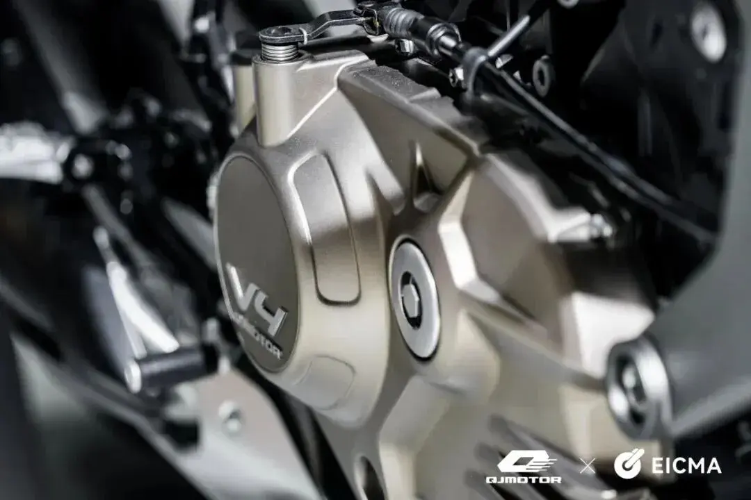 “V4+？=你说了算”  QJMOTOR新款闪600 V4的外观蜕变