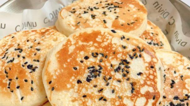 烙鲜奶软饼的小诀窍：小火慢煎，软糯香甜不翻车