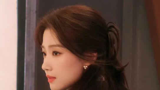 中长发新年氛围感：半扎发 + 小发饰，温柔到发光