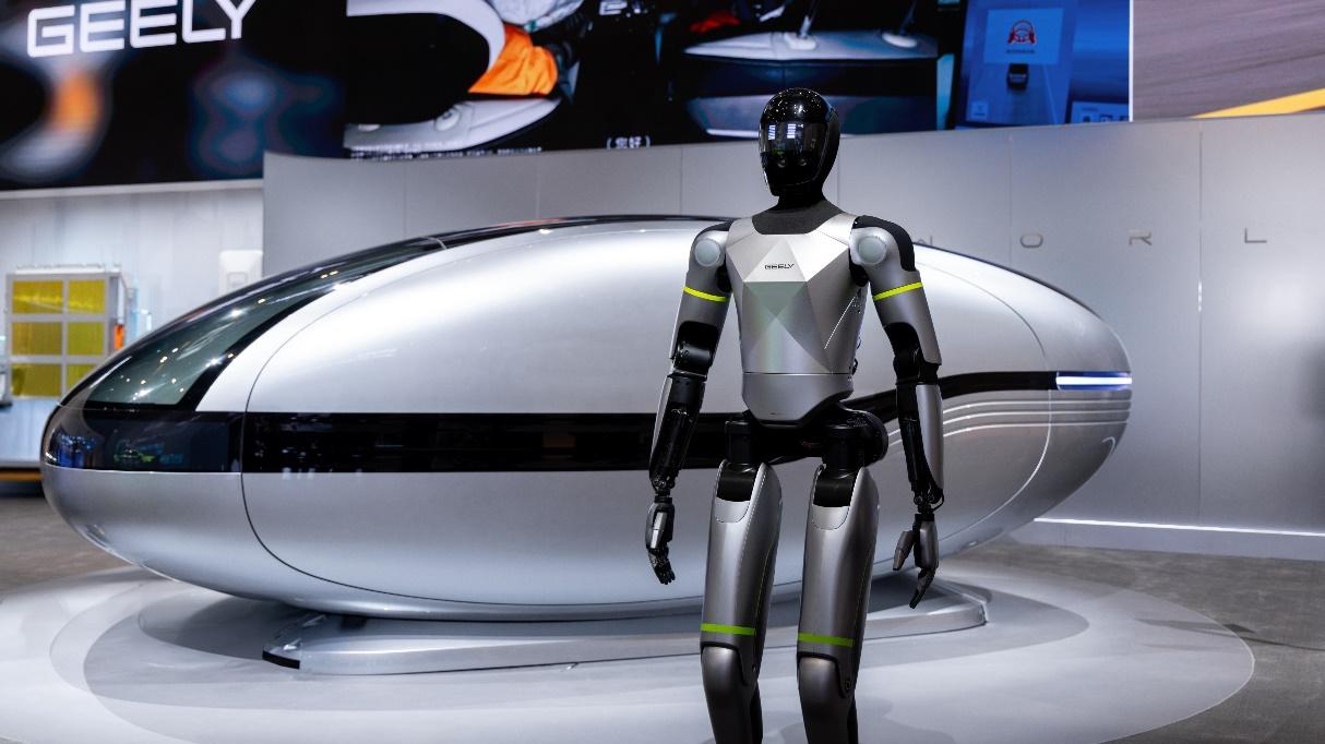 全面迈入全域AI 2.0时代 吉利汽车集团发布中国首款原生开发「Robotaxi」原型车Eva Ca