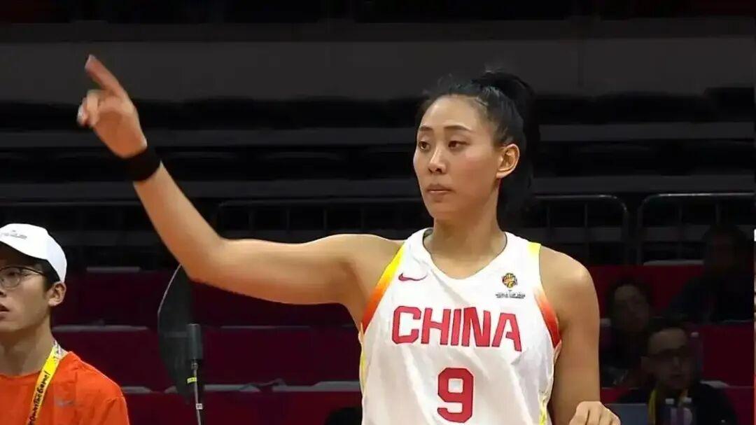 中国女篮击败巴西女篮！2人表现优异，3人不及格，韩旭做明智决定