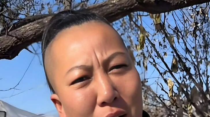 网友路上偶遇东北雨姐，没戴头盔在路上骑电动车，嘴里还叼着烟