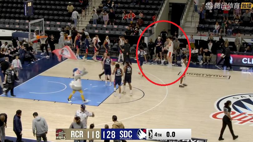 生涯之夜！杨瀚森16中14，暴砍31+8+3，赛后小杨走到场边，和快船球员逐一击掌