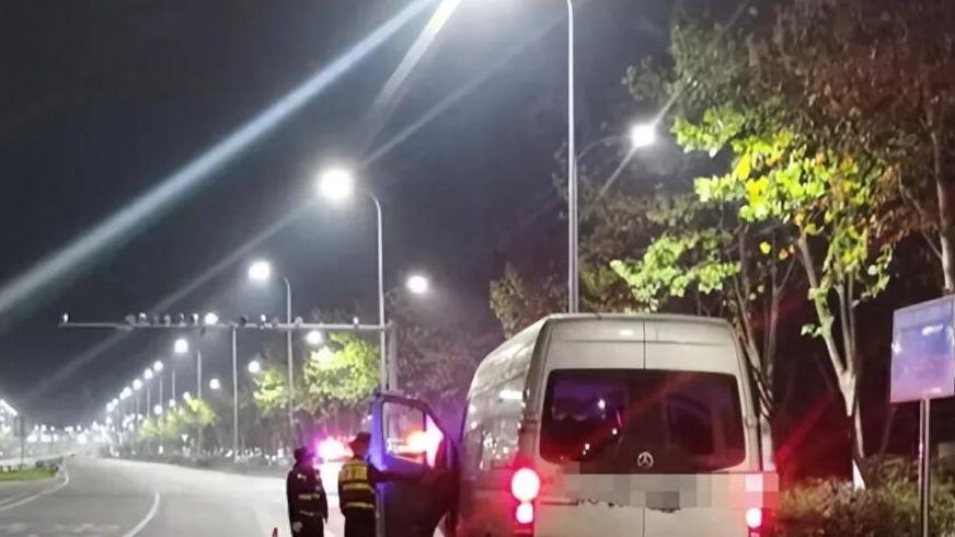 商务车跑“黑车”，6点被运管当场拦下，司机蒙了：你们上班挺早