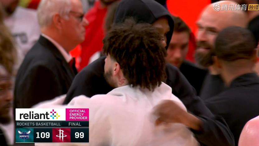 火箭惨败！杜兰特31+3，赛后阿杜一把抱住鲍尔，阿门先行退场