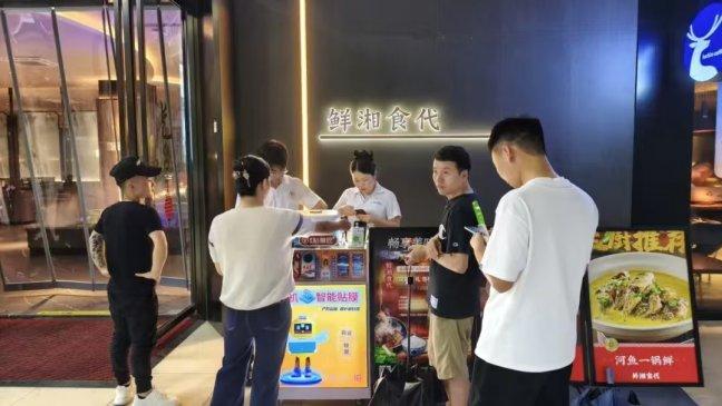 节假日摆摊赚翻！臻品移动贴膜箱，人流密集区轻松扎根