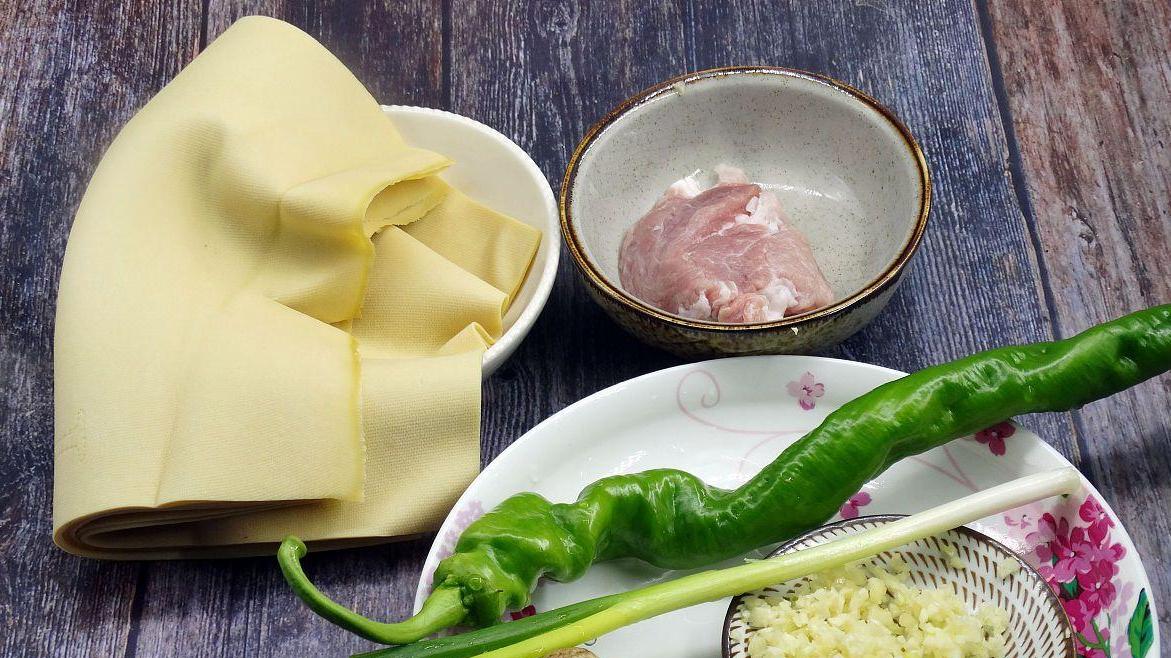 寻觅市井美味：面馆里尖椒干豆腐是老客的 “必点项”