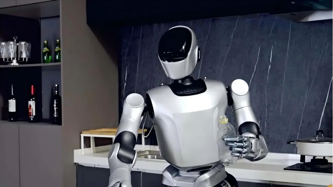 机器人摔骨折，维修费够我住三天ICU