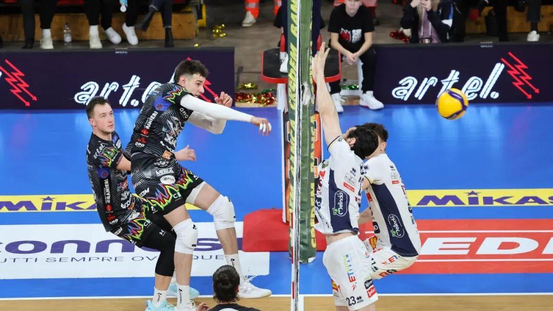 开局崩盘11-25！连扳三局赢球 最难打的男排联赛上演巅峰对决