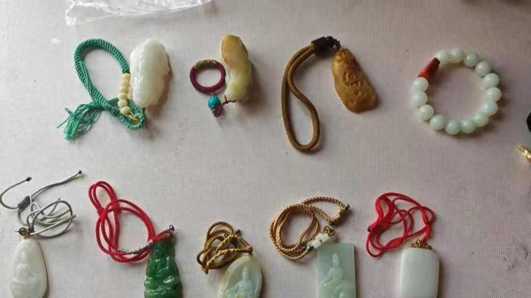 53岁男子病逝12分钟50万存款蒸发玉石藏品剩空盒保姆涉嫌盗窃刑拘