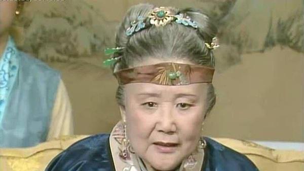 贾珍平时吃饭，贾蓉之妻都要回避，元宵夜宴贾珍出席，林黛玉等人为何不回避？