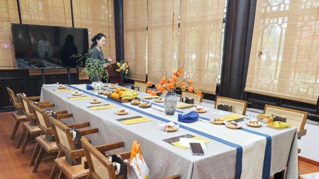 南京团建天花板？玄武湖这2000平茶馆，开会掼蛋吃大席唱K全包！
