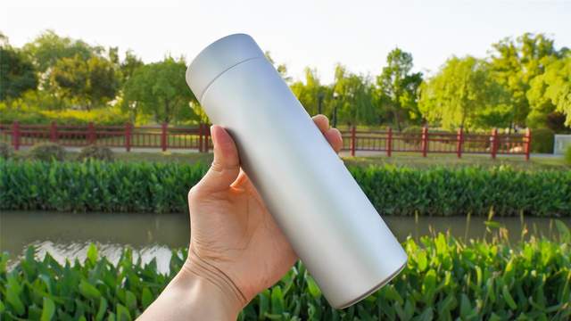 米家保温杯Ti2评测：高纯钛内胆健康护航，商务出行质感新选择！