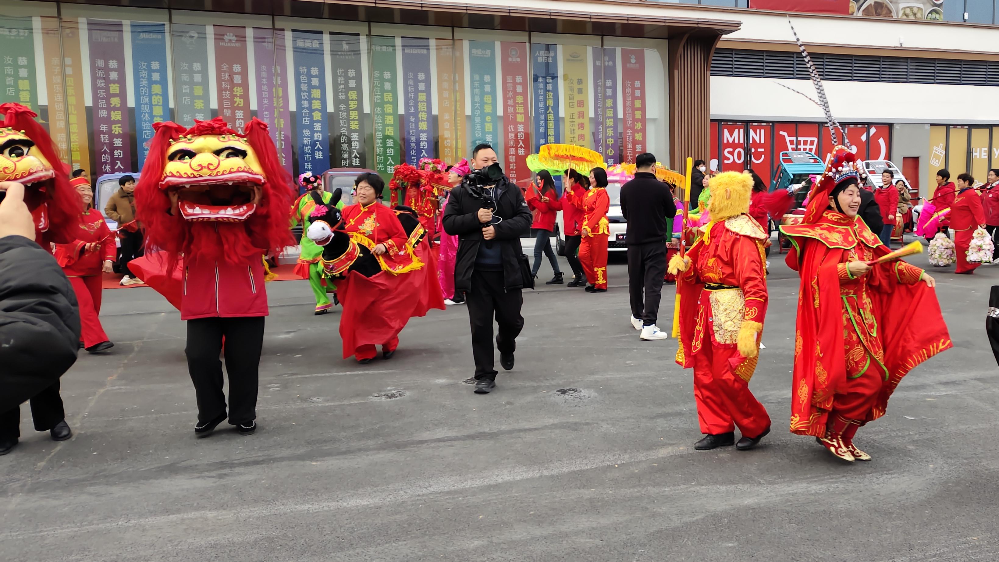 汝南县开展“中合汇爱传温情·环球芳华女神节”三八妇女节表彰及文艺汇演