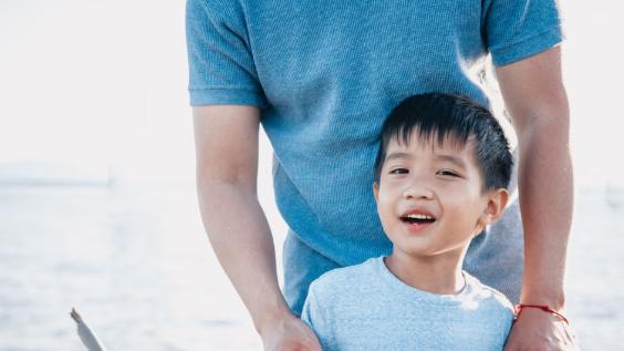 幼儿犯错不必急于批评，温和沟通拉近亲子间距离