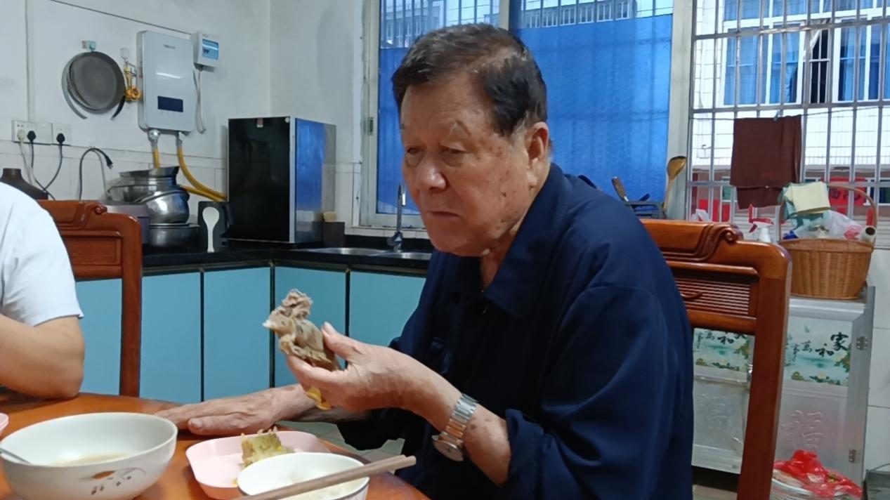 父亲的膝盖与那碗玉米骨头汤