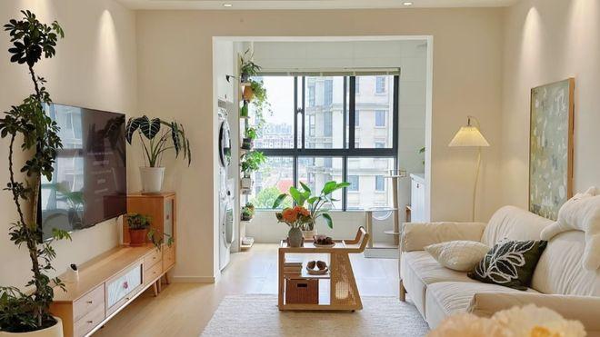 客厅别再放茶几了，学学年轻人这样做，颜值实用都让人大开眼界~