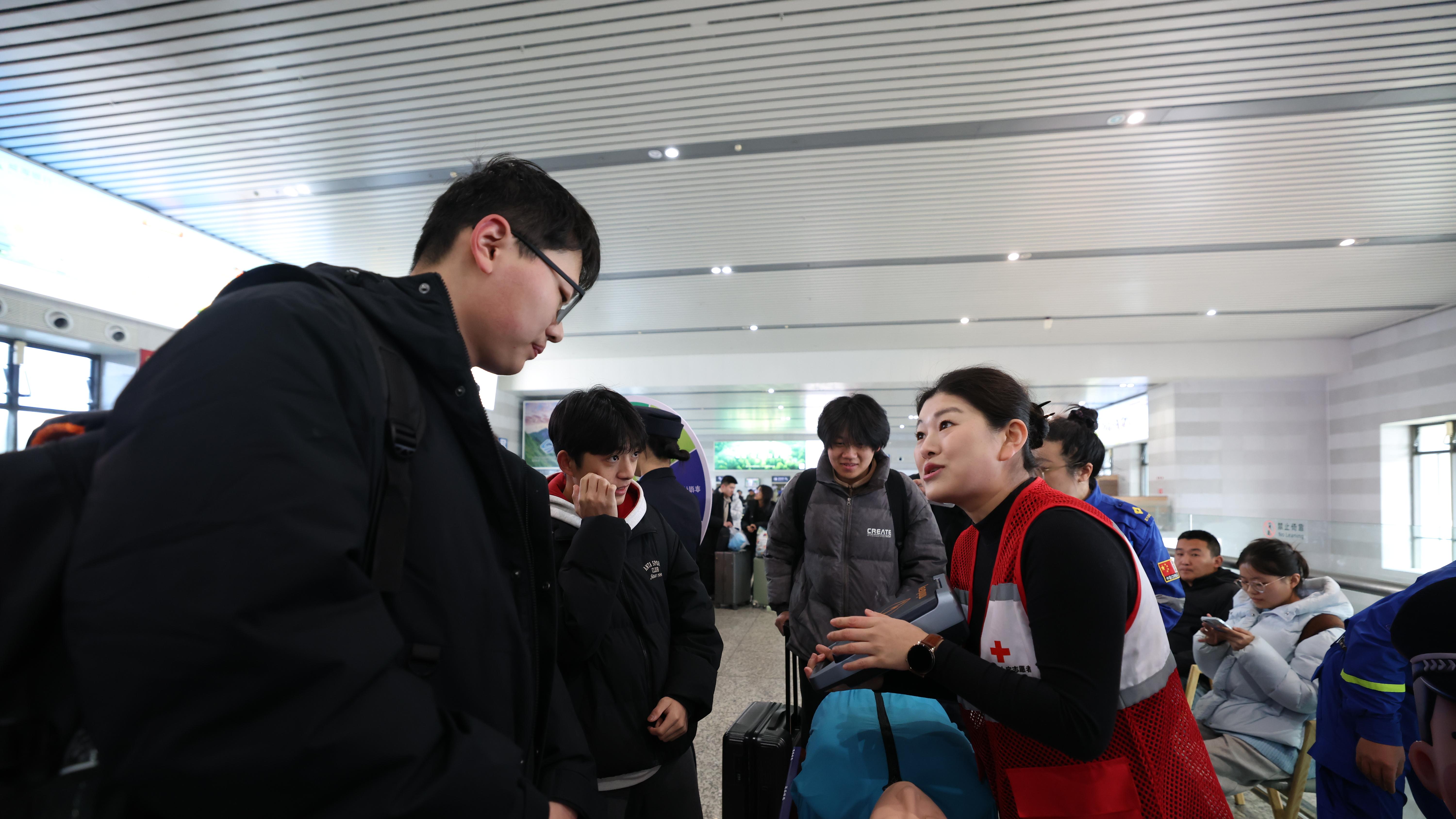 警民同心筑防线 青岛铁路公安处开展春运志愿服务活动