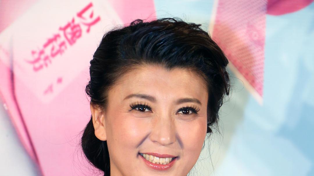 谁在替明星哭穷？闫学晶年入百万不够养家，中戏声明：别盯着新疆班