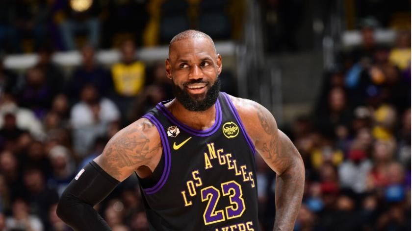 引领湖人的詹姆斯对批评毫不在意："重要的是与我并肩同行的伙伴们"