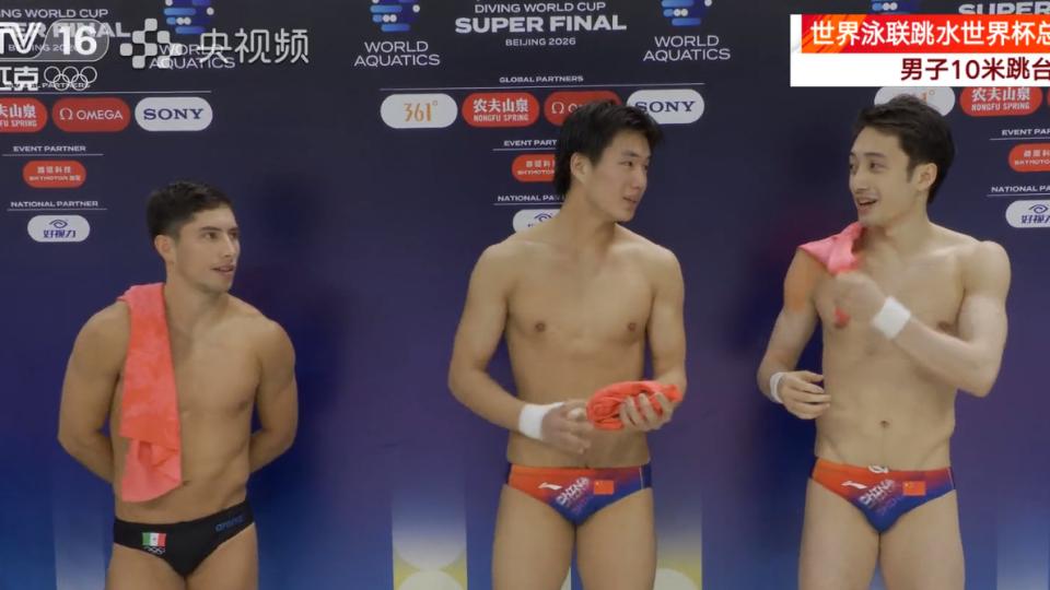 跳水世界杯综述：中国队包揽9金，白钰鸣男子10米台逆转夺冠