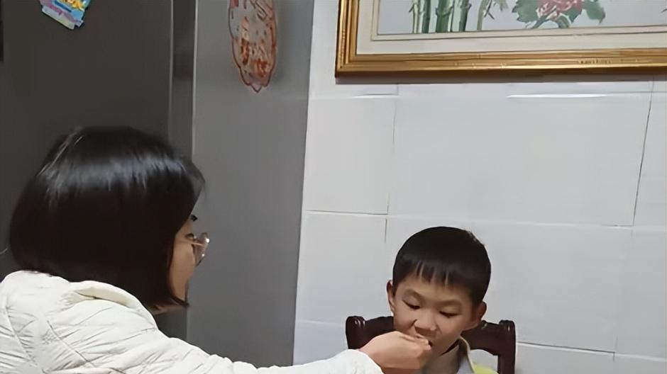 “妈妈面相说明问题”，3年级儿子还需要喂饭
