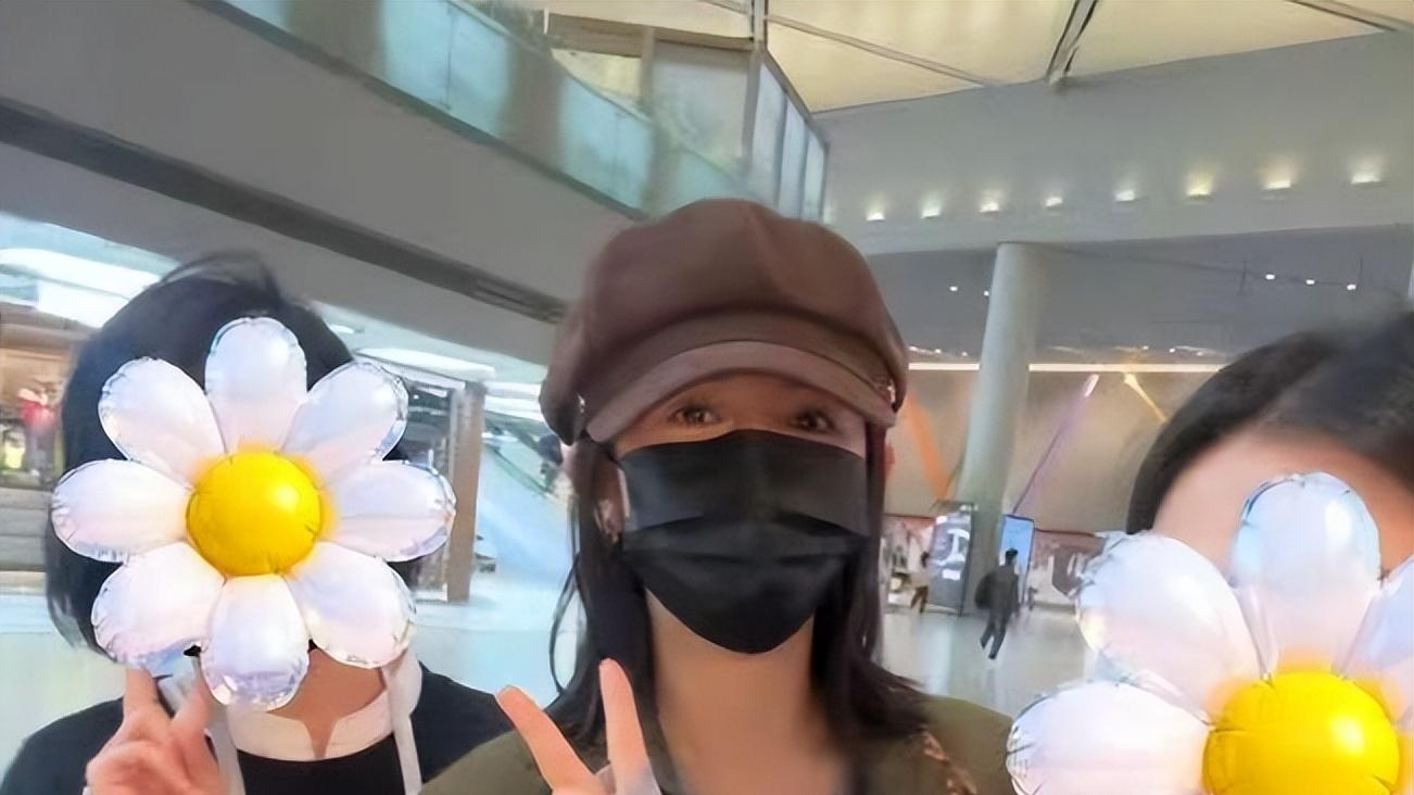 谢娜机场偶遇状态封神， 无视骂声笑对镜头， 底气何来引热议