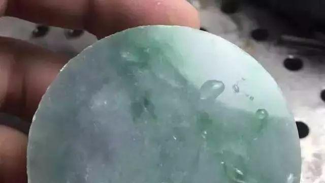 种水一般的翡翠手镯芯，加工一番后华丽变身“祥龙罗汉”威慑众人！