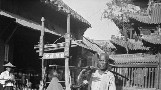 老照片里的烟火气：那些走街串巷的谋生者，藏着一个时代的温度