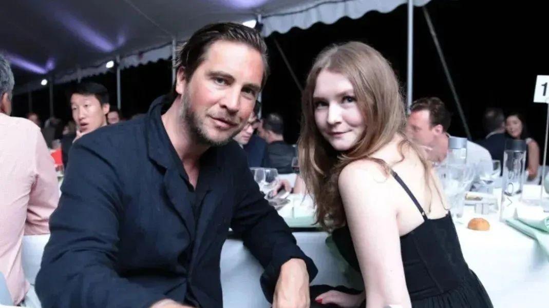 一个身无分文的26岁女孩，靠着“装”和“傲慢”，白嫖了整个纽约上流圈