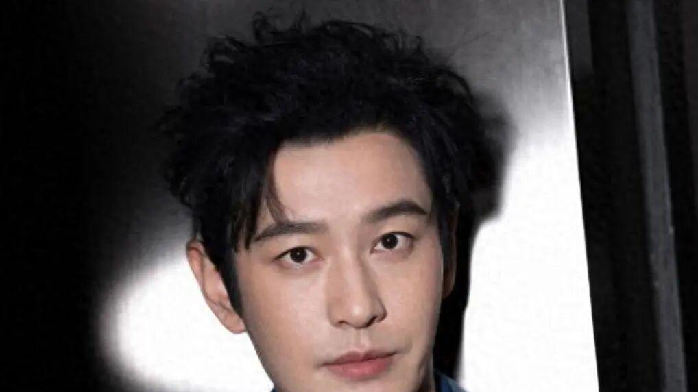 黄晓明48岁的新选择：与小22岁她同行，是追寻温暖还是重复过往？