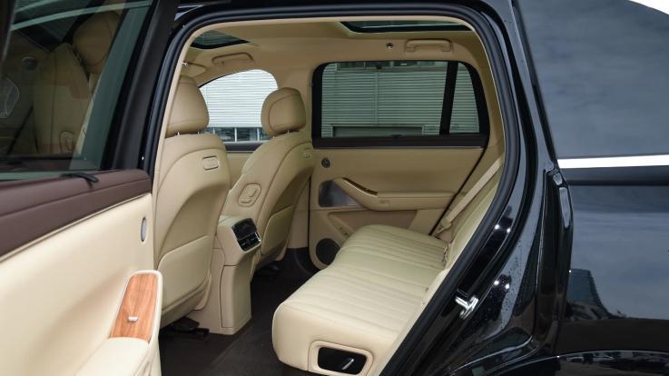 30万级主流智能座舱评测，问界M7与理想L7，谁更懂年轻家庭？