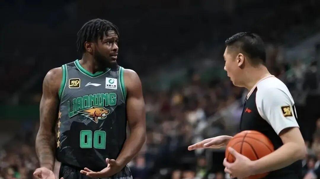 又一位教练正式下课！第五名外援驰援杨鸣，辽篮离队第一人出现