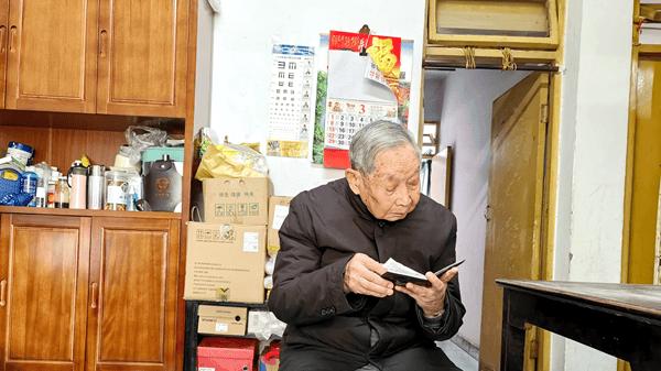 涪陵陈氏宗亲会拜访92岁陈华军 夯实《涪陵陈氏发展考》编撰