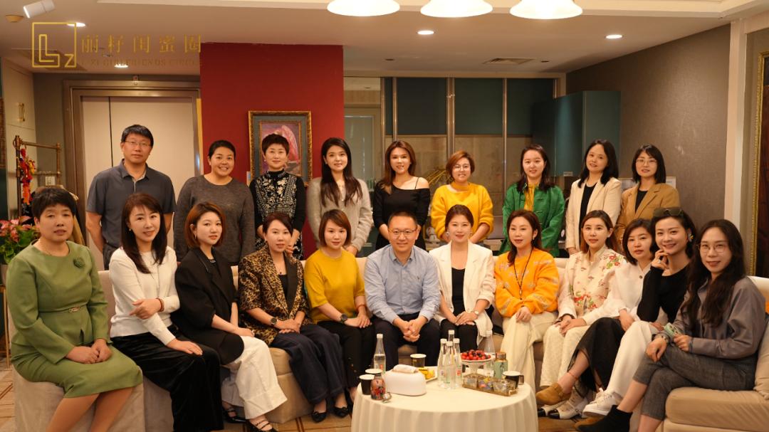 丽籽闺蜜圈邹丽邀城品人物王勇讲GEO，《交汇点新闻》和《中国江苏网》报道：如何让AI主动为你“代言”