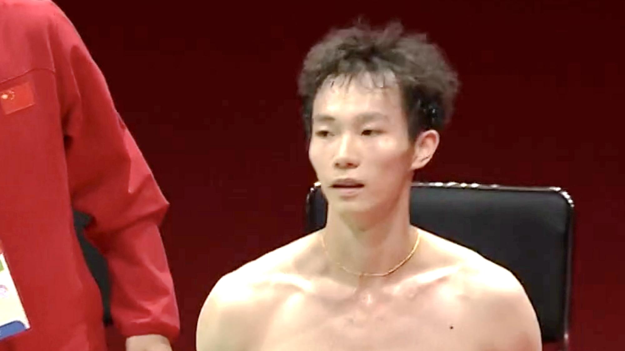 登上热搜！国羽名将夺金后脱衣秀出8块腹肌，让日本观众倒戈尖叫