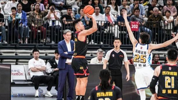 深圳102-97险胜新疆豪取10连胜 贺希宁32分4板3助