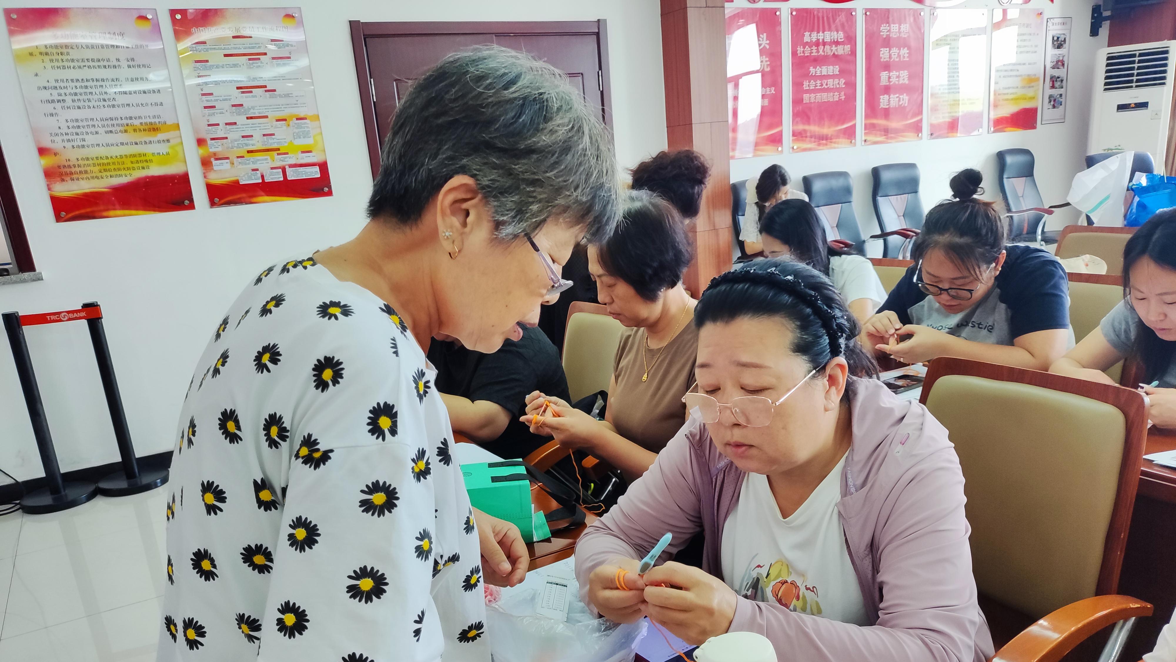 天津西青中北镇“巾帼巧手 织梦芳华”第一期手工钩织培训圆满结束