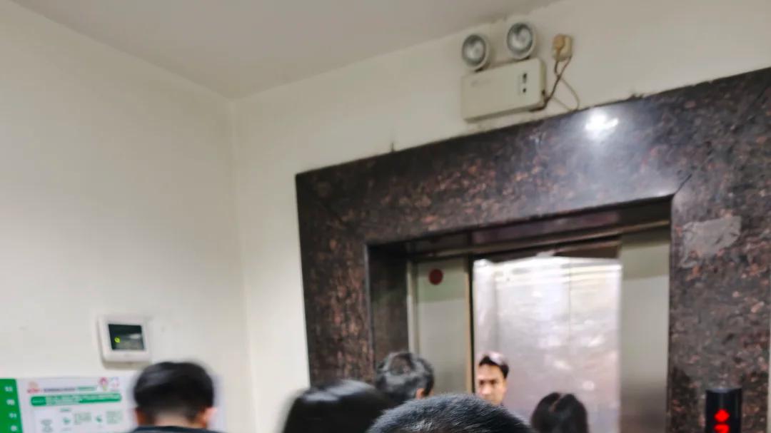 超高层电梯楼不用20年，才6年就已没人接盘了，不好卖也不好住！