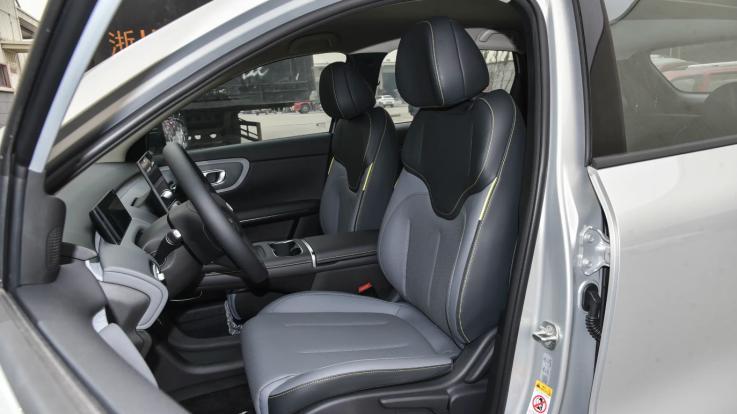 元PLUS也不香了！这款车麻雀虽小五脏俱全，续航405km+轴距2735mm