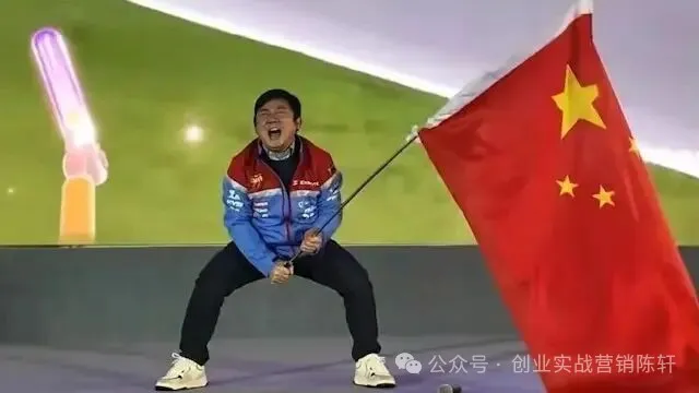估值10亿，把老外按地上摩擦：连驾照都没有的初中生张雪凭什么？