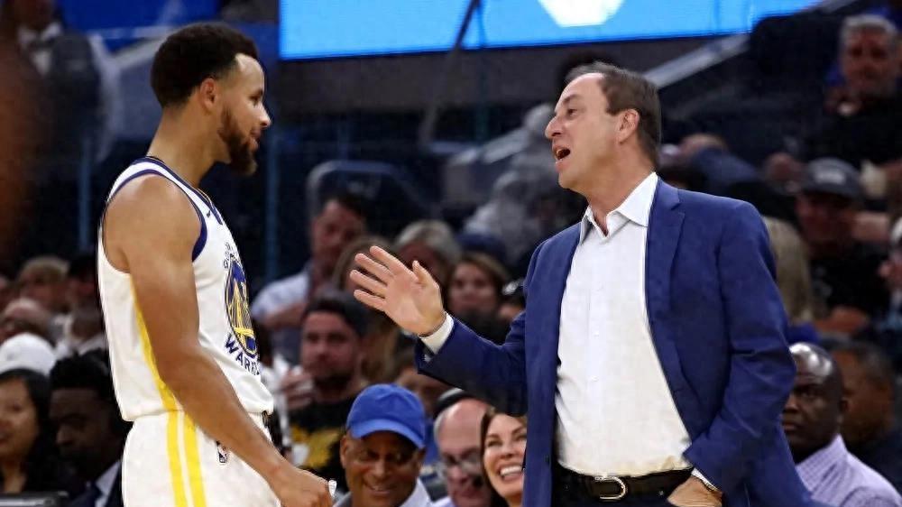 勇士管理层终于承认，耽误库里三年夺冠窗口，双线发展思路很失败