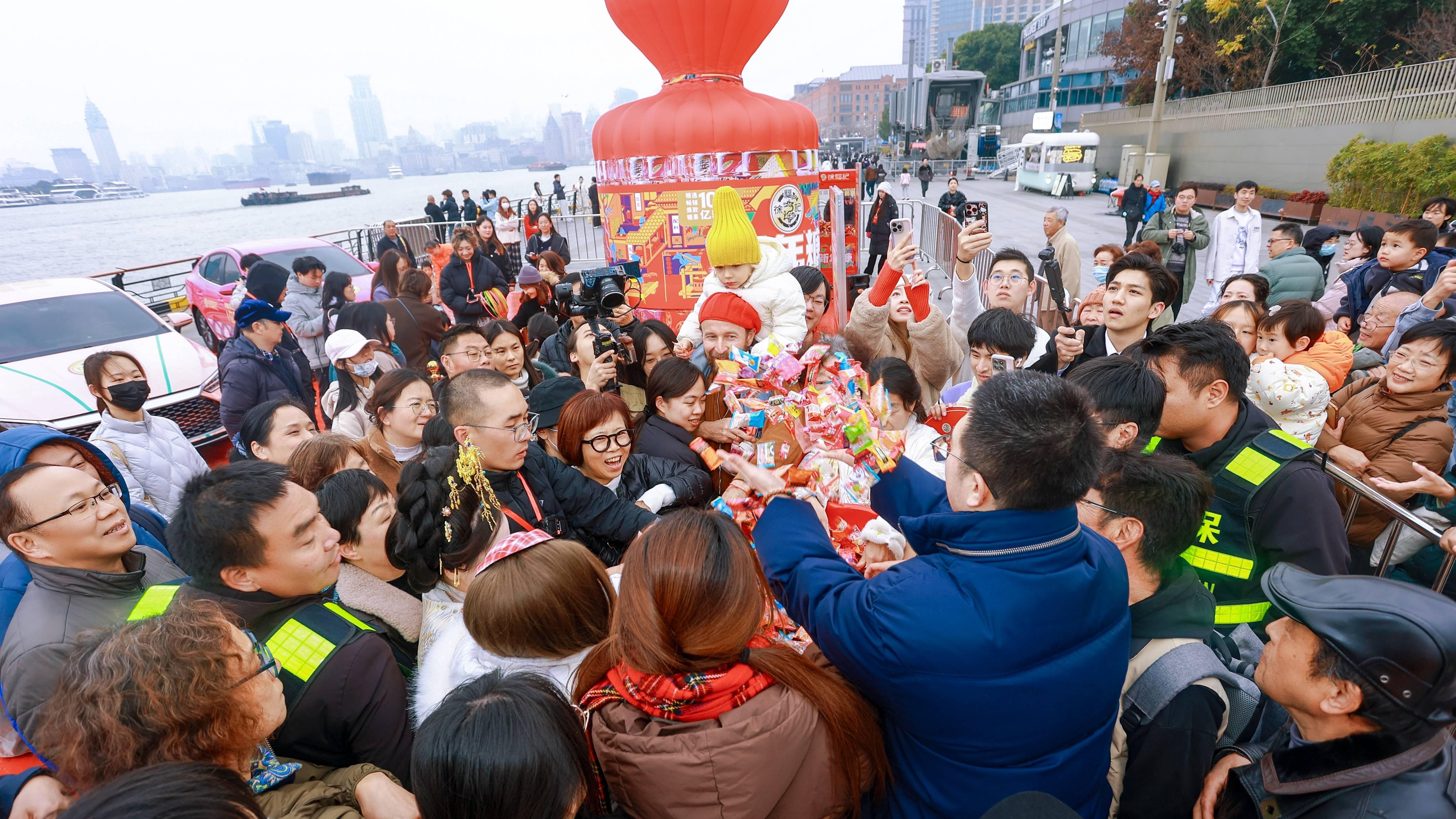 1亿颗糖的甜蜜抵达外滩，徐福记“新春发糖车”开进海派年味里