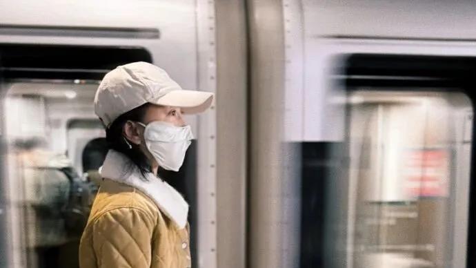 看51岁周迅冬天穿“短羽绒+高腰长裤”：顿悟矮个子冬天的显高穿法，简约高级感，减龄保暖好实穿！