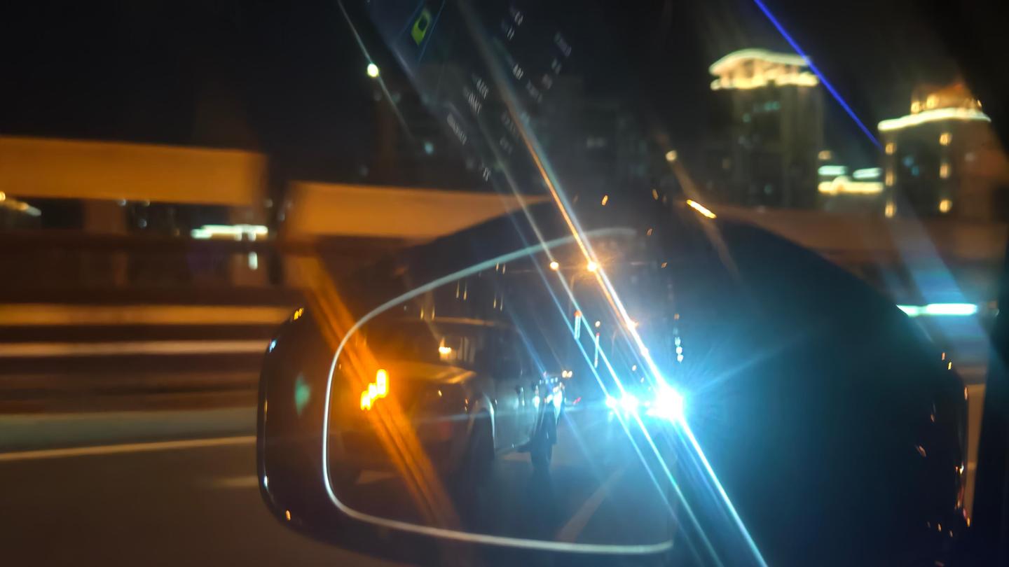 晚上开车对方怎么也不关远光灯，你怎么办？老司机：有的是办法