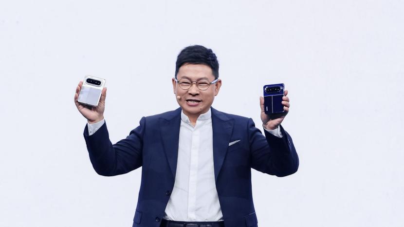 华为发布全球首款大阔折Pura X Max，阔感体验刷新折叠屏标杆