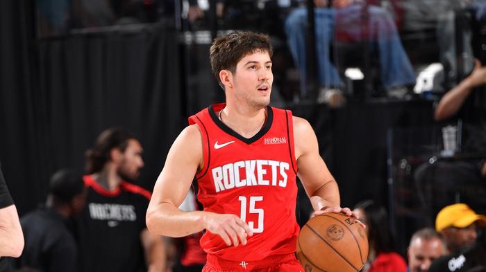 11中3三分7中2，他没有打nba的能力，火箭看走眼了