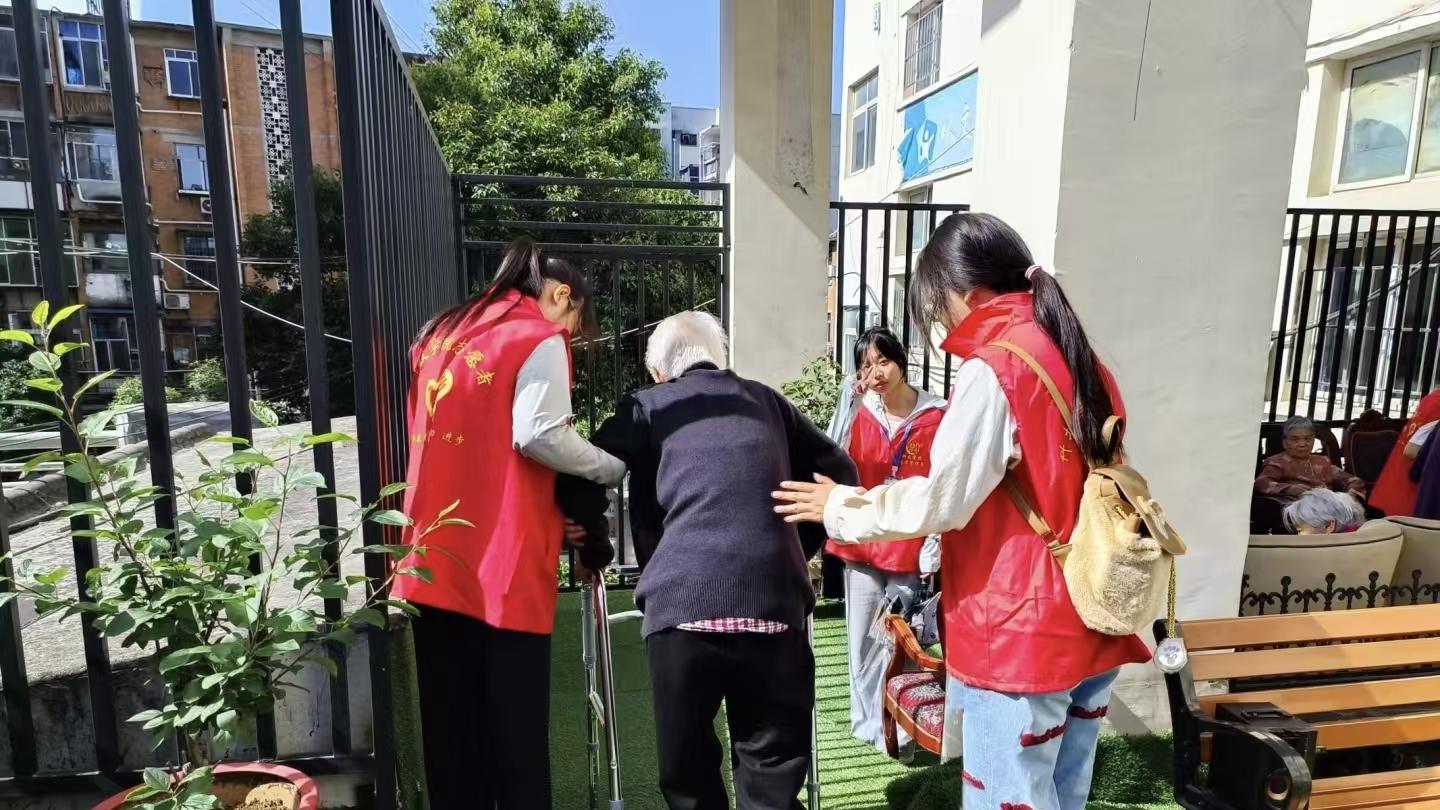 青春传孝意，桑榆暖人心