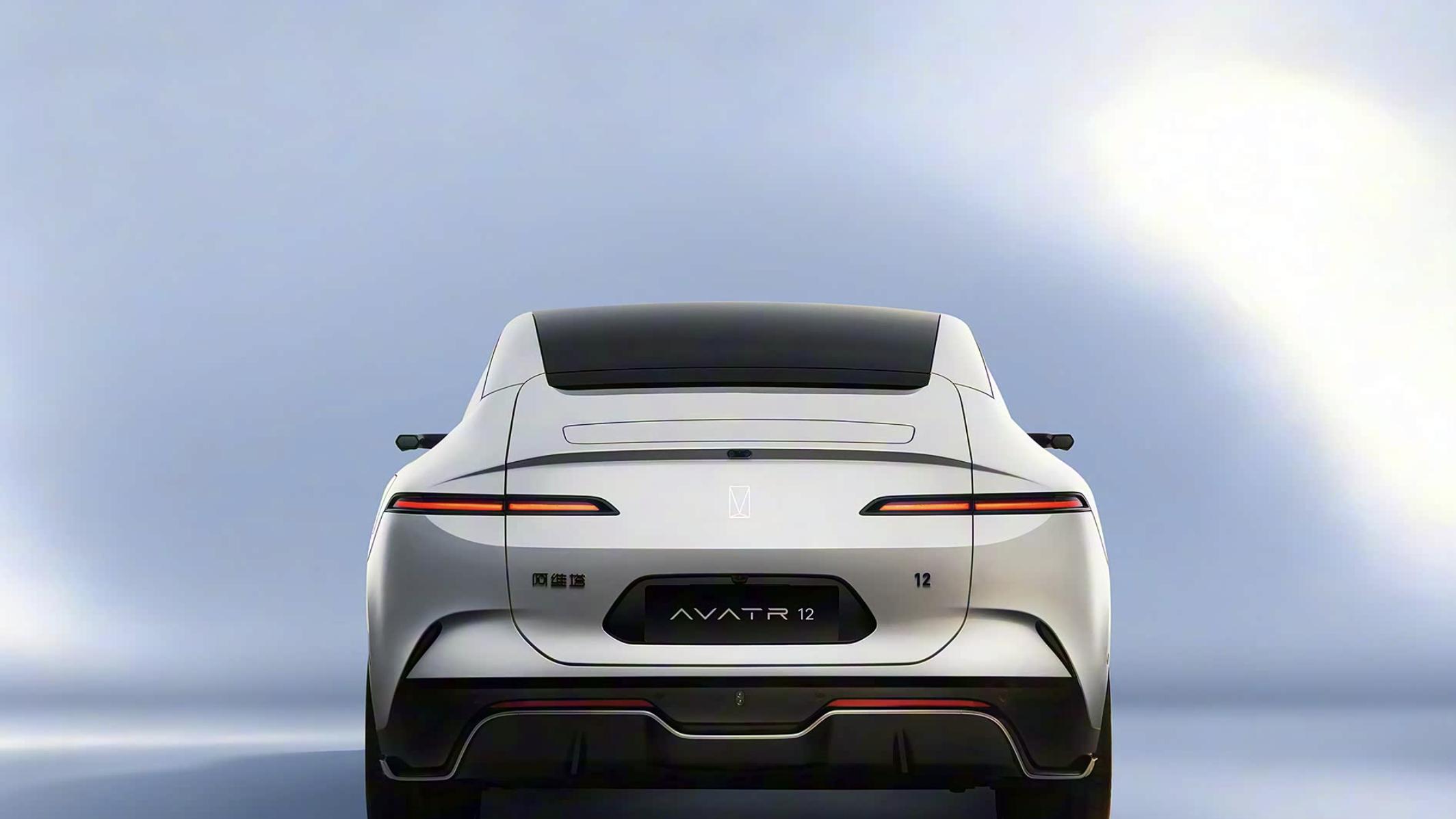 新能源轿跑，换装半隐藏车门把手，搭载乾崑智驾ADS，续航超700km