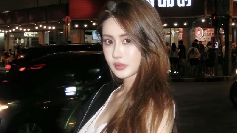 韦雪泳装照引爆热搜：从“小杨幂”到“人间尤物”的逆袭剧本